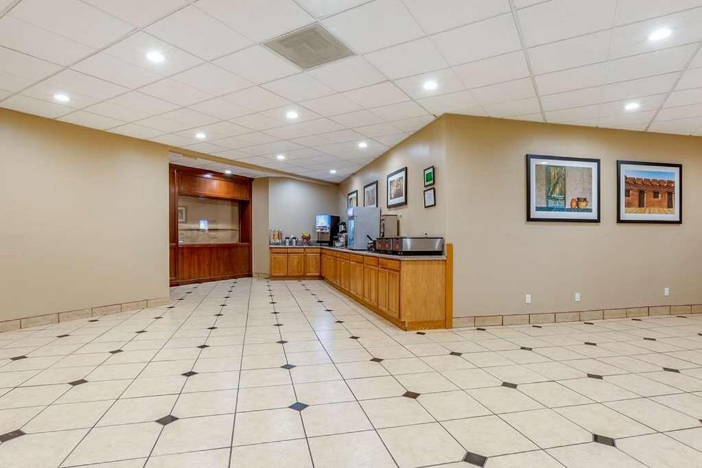 Clarion Inn & Suites, Roswell Extérieur photo