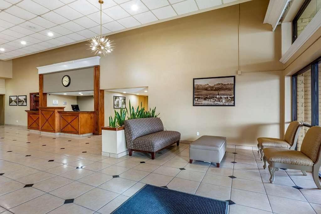 Clarion Inn & Suites, Roswell Extérieur photo