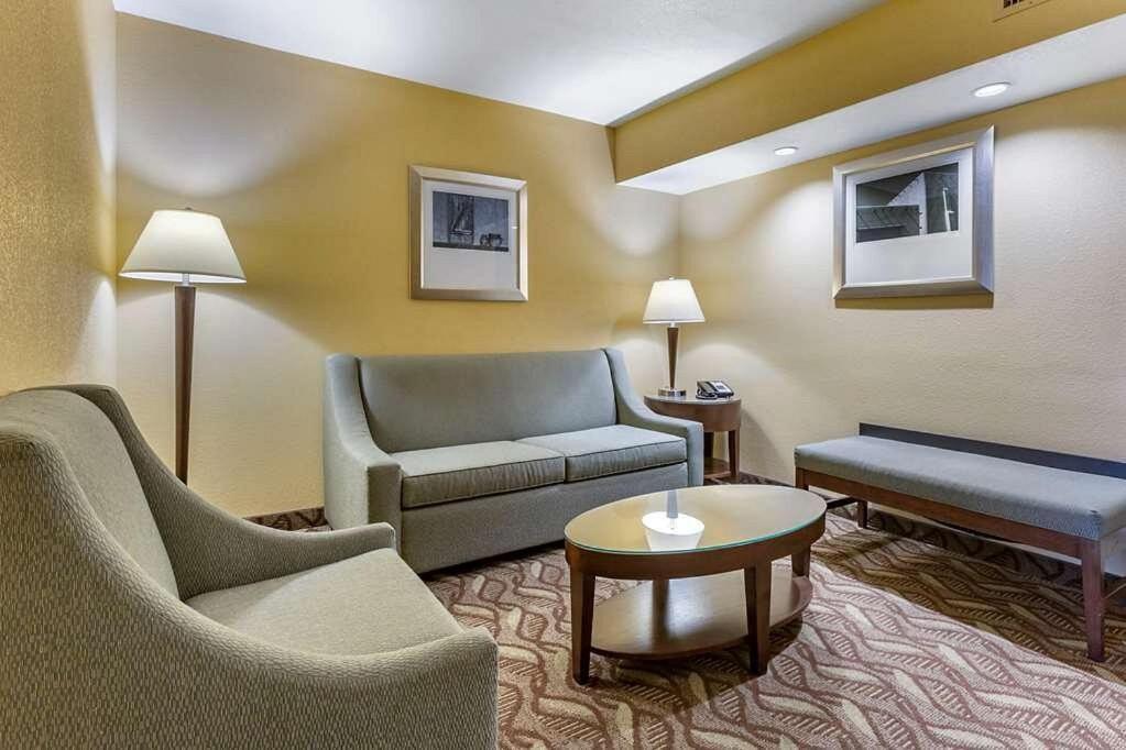 Clarion Inn & Suites, Roswell Extérieur photo